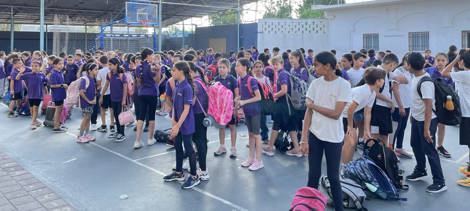 Des élèves réunis dans une cour d’école en Orient